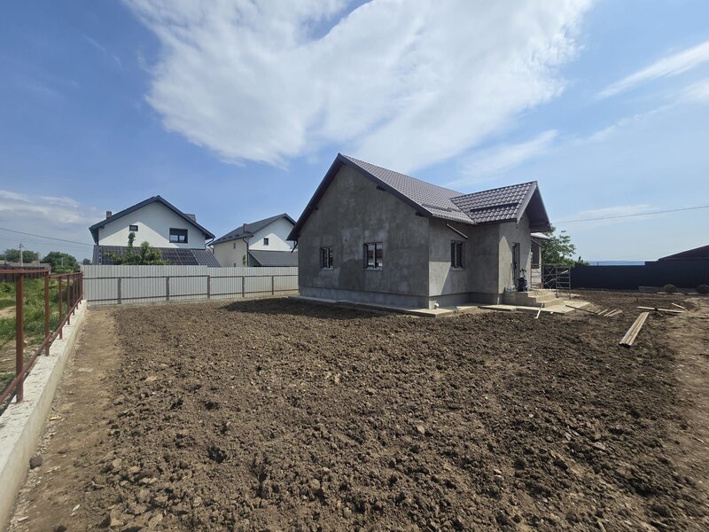 Sarata, Bacau, casa noua moderna de vanzare, confort, spatiu si liniste.
