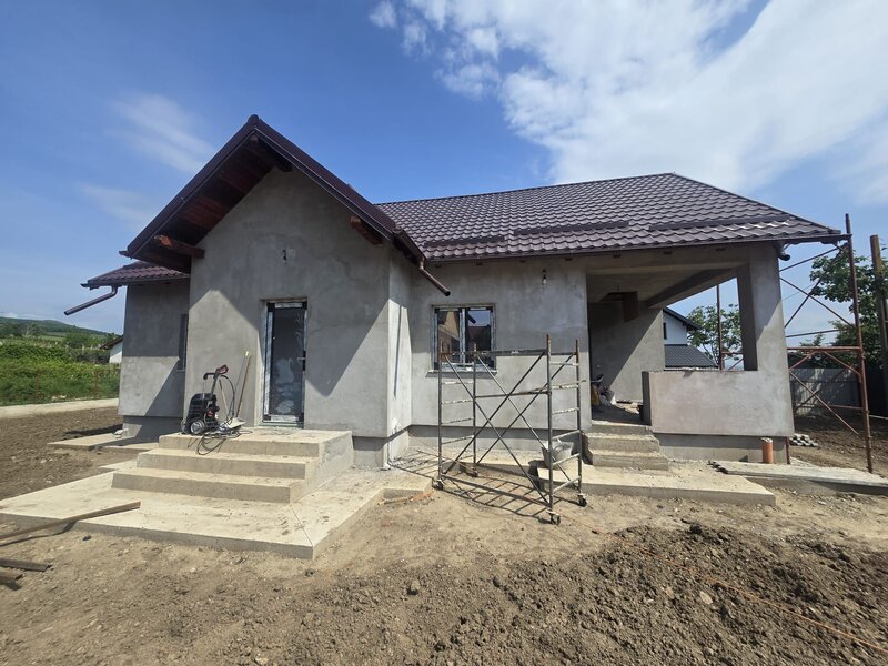 Sarata, Bacau, casa noua moderna de vanzare, confort, spatiu si liniste.